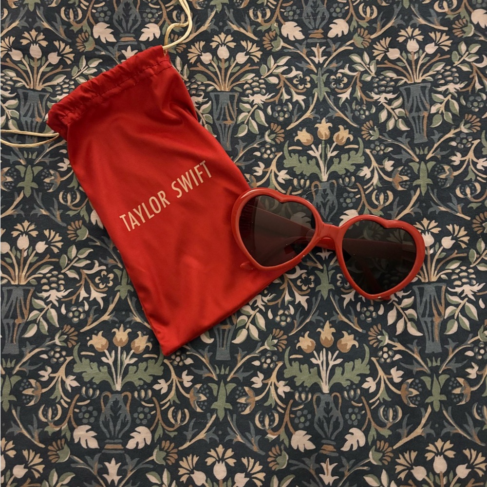 NWT Taylor Swift Heart Shaped Sunglasses